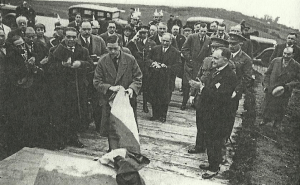 Edward, Prince of Wales, unveils a plaque to the memory of Sir John Moore in La Coruña on 19 January 1931. My great-grandfather stands behind him, on the left. (Photo by express and gracious permission of Mr Manuel Santiago Arenas Roca. Total or partial reproduction, distribution, public communication or modification is prohibited without his express authorization)