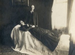 A Victorian post-mortem portrait. Source: here.