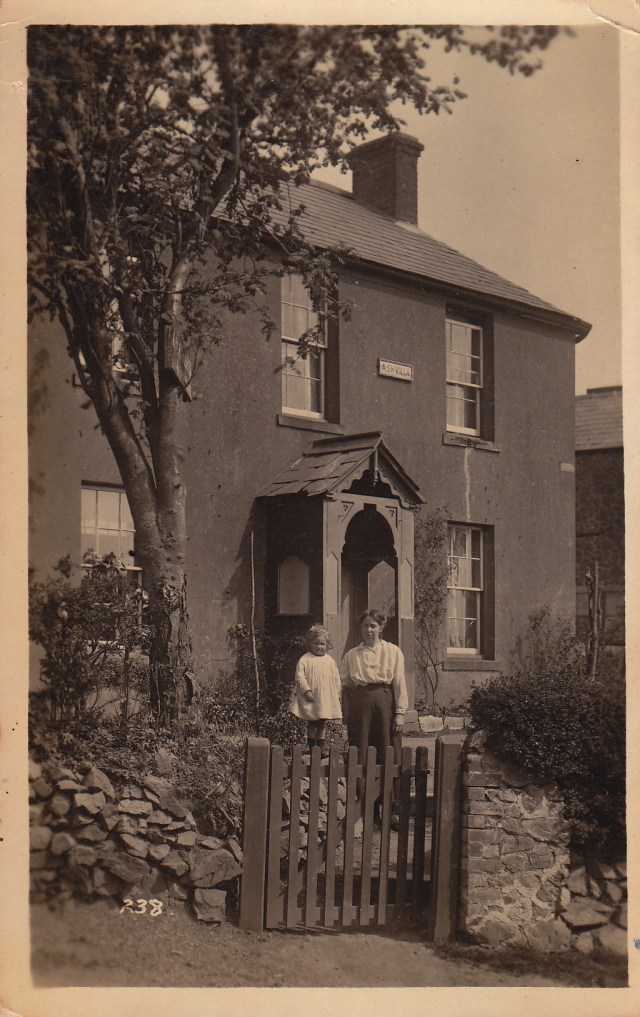 A family snapshot in front of Ash Villa in 1918.